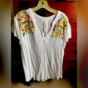 EUC 2x Melissa McCarthy 7seven embroidered flowy top. V neck.